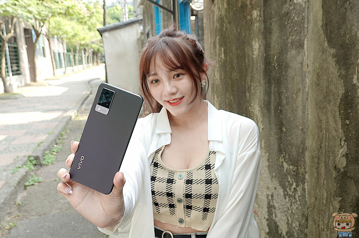 自備雙柔光燈? 這心機也太重了! vivo V21 超高畫素4400萬前鏡頭+柔柔天使光,隨時自拍、錄影都美到無死角