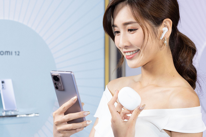 nEO_IMG_3. 小米一次祭出Xiaomi Buds 3T Pro與Xiaomi Buds 3 兩款主動式降噪藍牙耳機 ，將穿戴體驗全面升級，讓用戶沉浸悠然曼妙的世界。.jpg