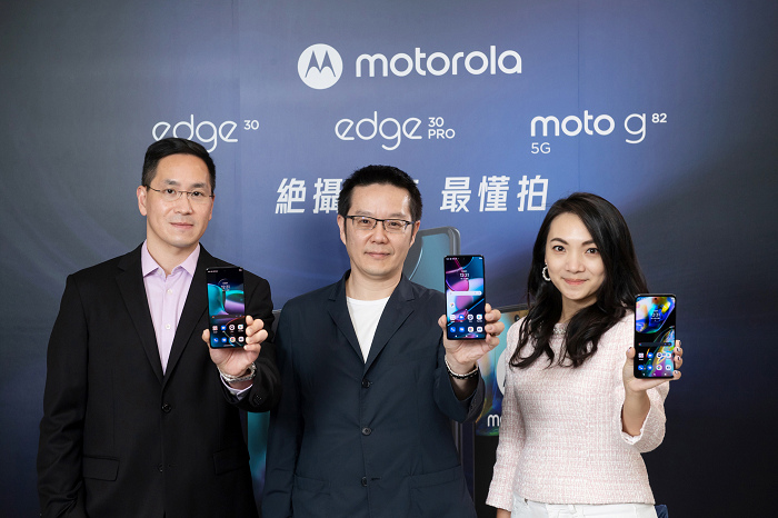 nEO_IMG_【新聞照片2】Motorola不斷突破手機極限，為使用者帶來不設限的精采。左起：Motorola亞太區產品總監張宗翰、Motorola中亞太區智慧型裝備總經理田曉坤、 Motorola 智慧型手機業務協理邰瀅潔.jpg