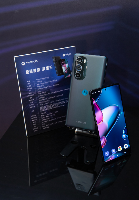 nEO_IMG_【新聞照片7】Motorola旗艦手機edge 30 pro將於5月20日正式開賣，建議售價NT21,990元；搭配遠傳電信指定5G方案，手機NT0元起即可帶回家.jpg