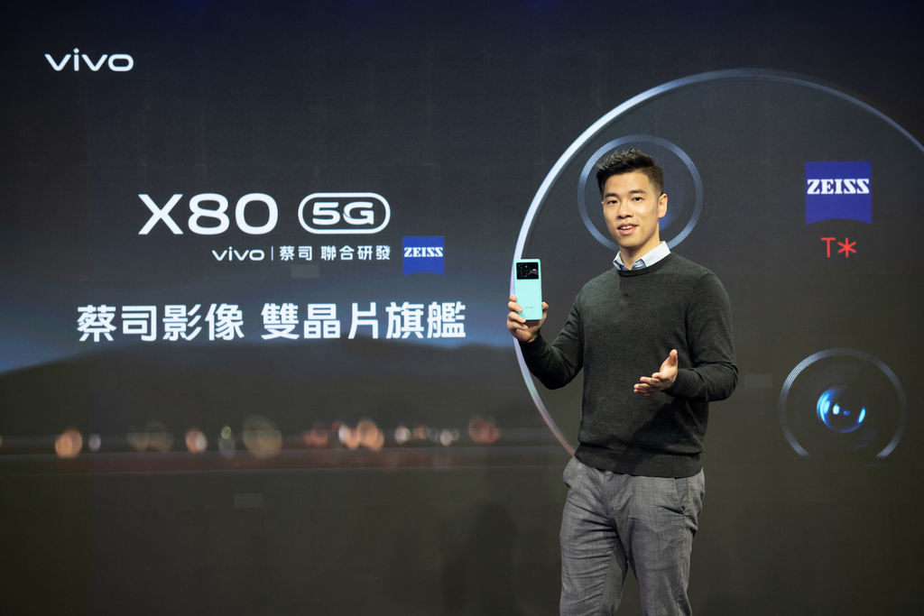 vivo產品經理李長威表示，vivo X80延續與蔡司的合作，所有鏡頭達到蔡司專業T鍍膜認證標準，讓消費者在逆光也能有純淨視野.jpg