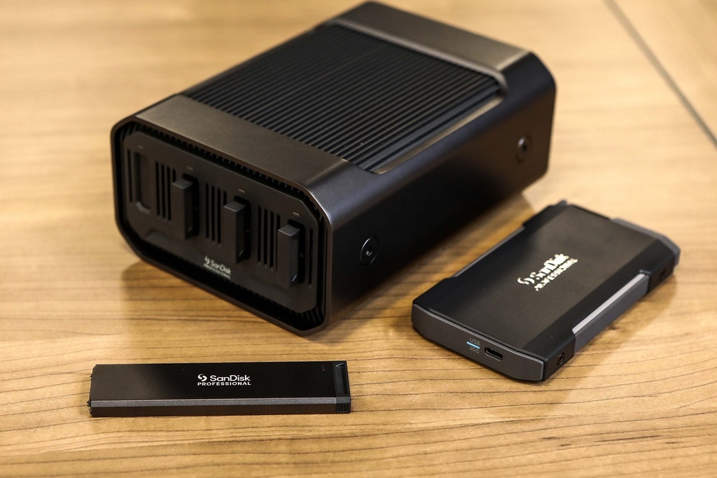 【新聞圖片三】全新 SanDisk Professional 系列奠基於 Western Digital 享譽全球的消費者品牌 SanDisk，以及數十年來好萊塢專業人士儲存首選的專業級品牌 G-Technology。PRO-BLADE 模組化 SSD 生態系統產品包括：PRO-BLADE SSD Mag、PRO-BLADE TRANSPORT 行動 SSD 外殼、PRO-BLADE STATION 桌上型 SSD 外.jpg