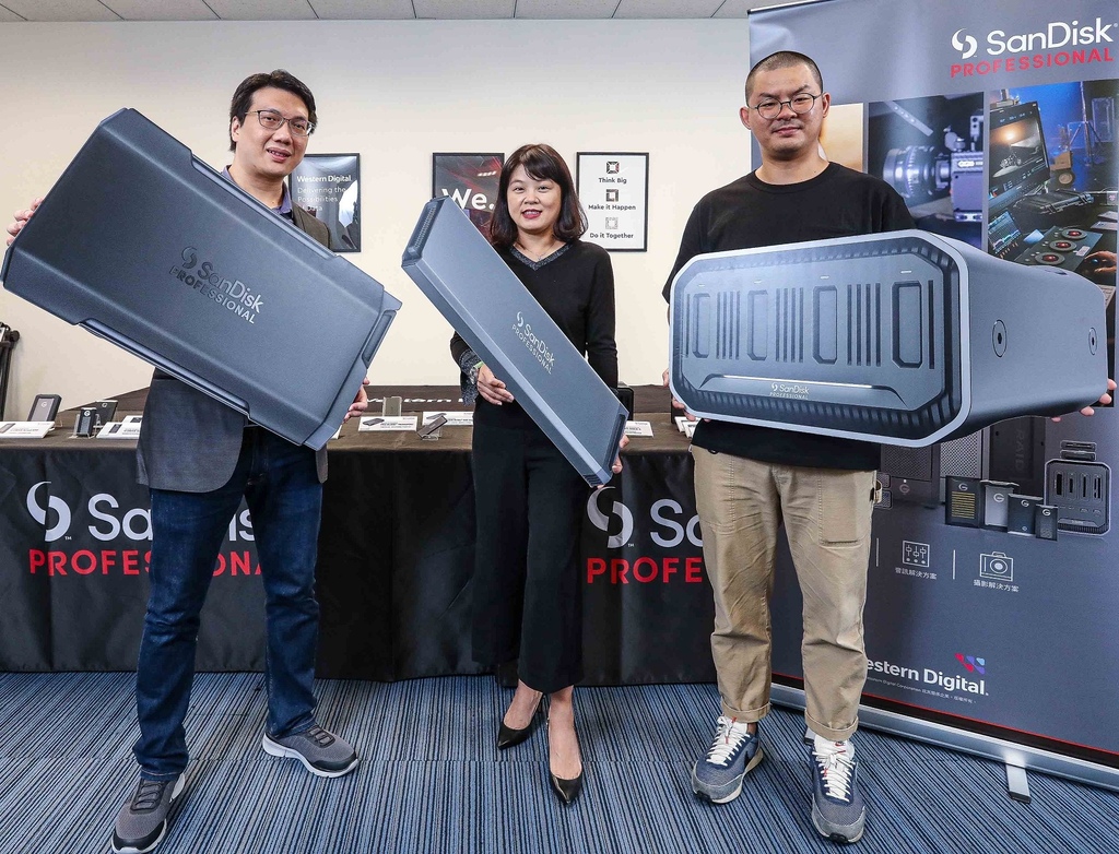 【新聞圖片一】Western Digital 推出全新品牌 SanDisk Professional，提供內容創作者和專業人士頂級儲存解決方案。由左至右為：Western Digital 首席應用工程師簡岏容、Western Digital 業務經理葉秀君、用力拍電影導演陳毅軒。.jpg