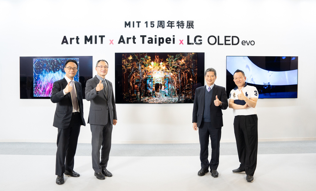 新聞照片2_LG 攜手ART TAIPEI規劃MIT 15周年特展專區。左起為台灣LG電子家庭娛樂產品部總監李相福、台灣LG電子董事長宋益煥、文化部長李永得、社團法人中華民國畫廊協會理事長張逸羣.jpg