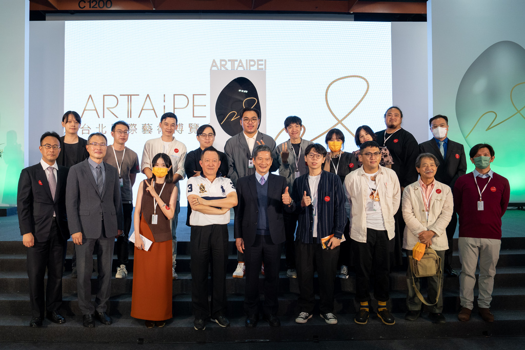 ART TAIPEI 2022 文化部部長與MIT新人推薦特區、原住民個展專區、原住民特展合影.jpg