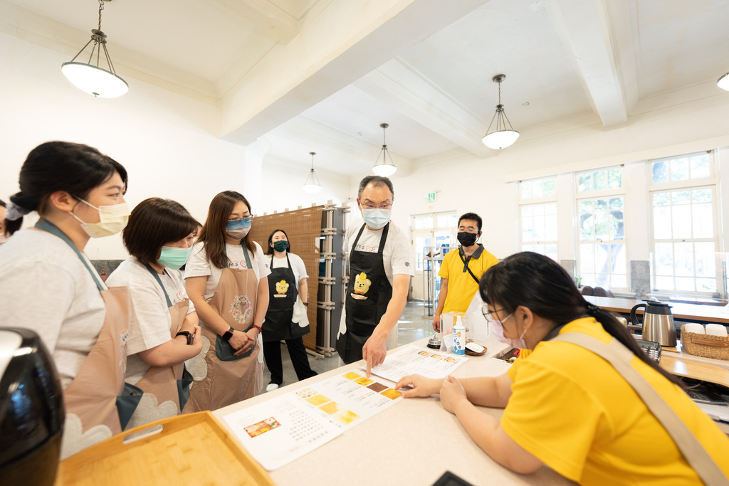 【新聞照片4】LG志工團參觀中山茶書院，憨兒熱心推薦熱門菜單。.jpg