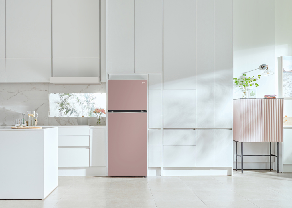 【情境照】LG智慧變頻雙門冰箱紫蘇粉甜美浪漫，為廚房畫龍點睛成為視覺焦點.jpg