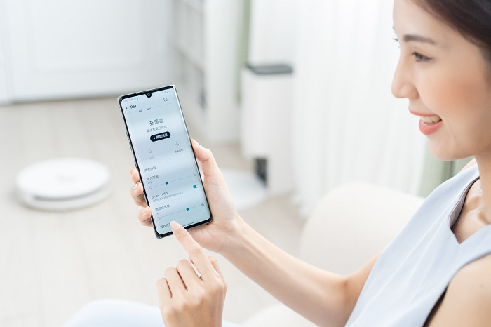 nEO_IMG_【新聞圖片7】LG R5T濕拖清潔機器人具備全自動供水系統與智慧吸力調整，吸塵和拖地一次搞定.jpg