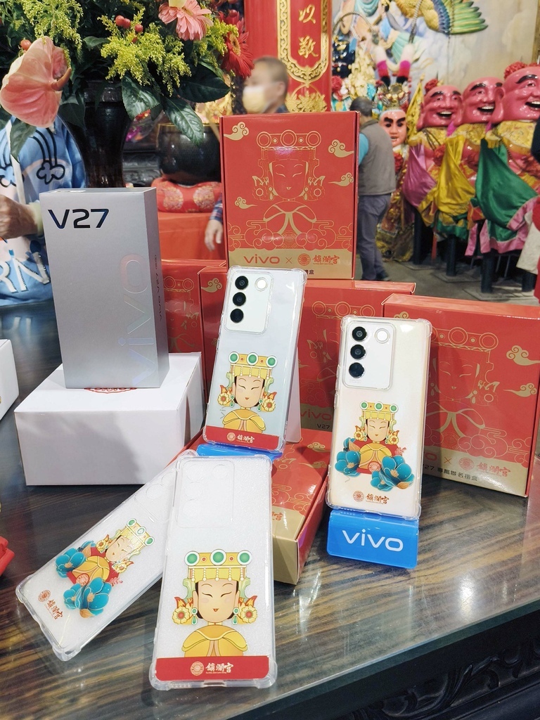 【新聞照片3】香爐祈福加持的vivo V27 大甲媽祖專屬聯名禮盒，讓超Q版媽祖畫像隨時庇佑保平安.jpg