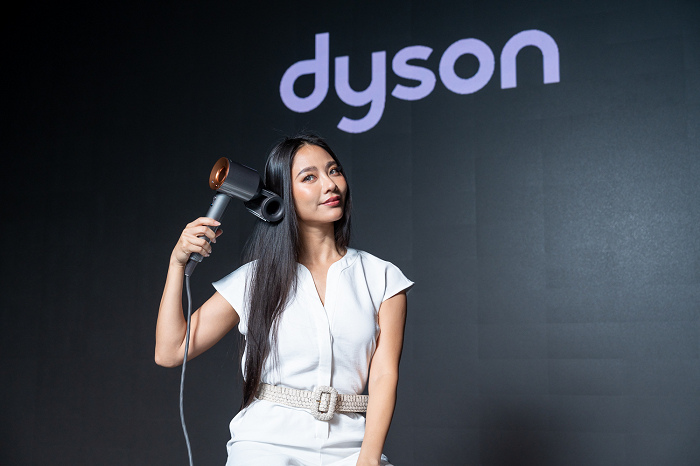 nEO_IMG_Dyson 全新二合一抗毛躁順髮吹嘴在抗毛躁模式下可吸附較長的髮絲形成平滑表面，減少毛躁亂髮，回復柔順光澤。.jpg