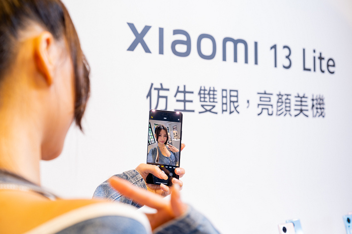 nEO_IMG_3. Xiaomi 13 Lite更有「亮顏神機」的稱號，以配備雙自拍鏡頭與雙自拍柔光燈，能拍攝出擁有自然景深效果的勻光自拍，即使在燈光昏暗的場景下，也可自然補光，夜拍更動人。.jpg