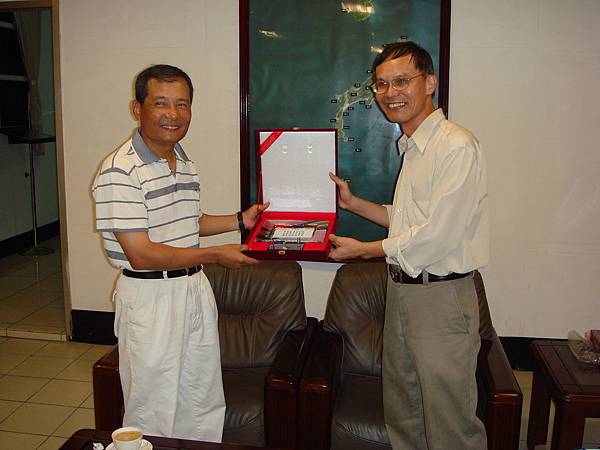 2006-7-28 洪老師代表常青會致贈紀念品給馬祖司令官.JPG