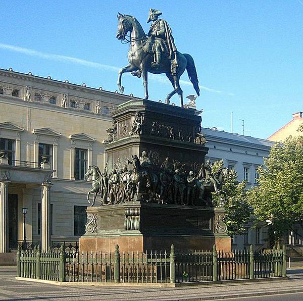 Berlin,_Mitte,_Unter_den_Linden,_Reiterstandbild_Friedrich_II.jpg