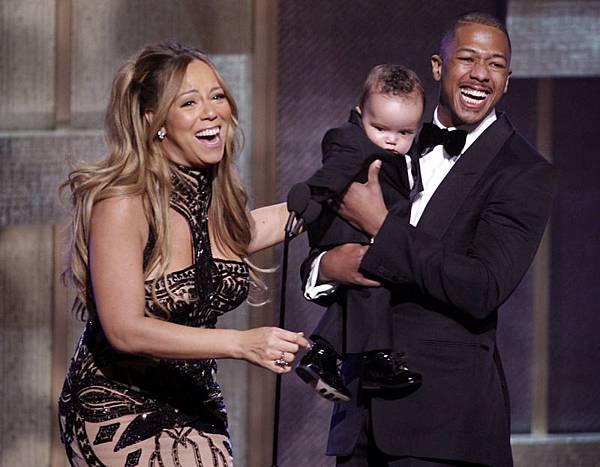 瑪麗亞凱莉獲獎，老公帶兒子上台捧場