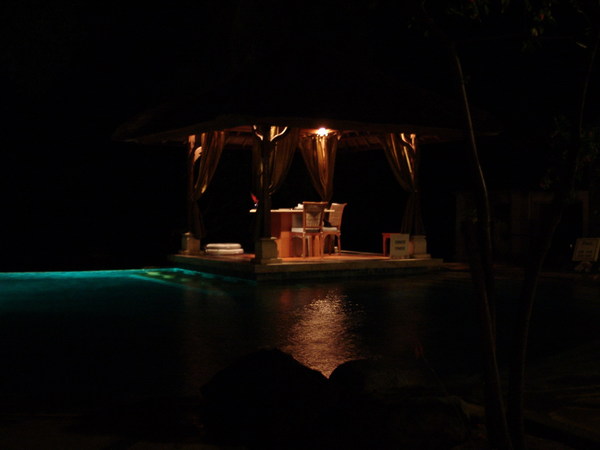 Puri Bagus 游泳池夜景