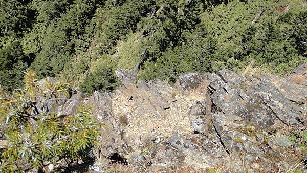 腳程不遠的郡大山 山勢險峻.JPG