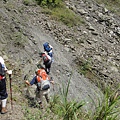 往檜谷山莊 由崩坪起登.落石坡段 須小心前進