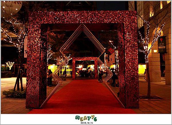 2012,12,14【聖誕節】2012聖誕樹特輯｜台北信義區｜貴婦百貨金碧輝煌的熱氣球幻想015