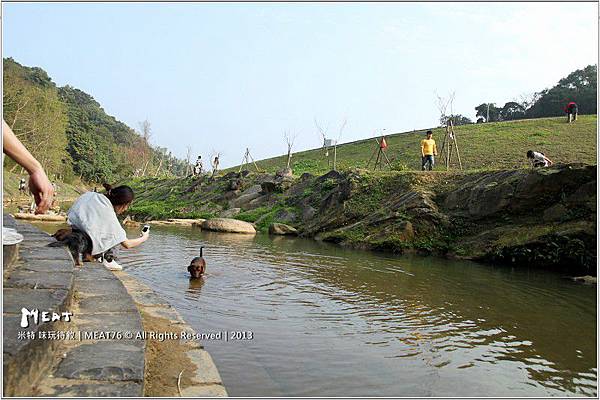 米特，味玩待敘 部落格© MEAT76｜2013【大溝溪親水公園】台北內湖旅遊玩樂景點遊記｜溪流賞魚蝦，遛狗避暑勝地(近捷運大湖公園站)009