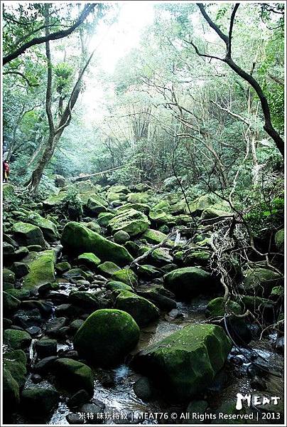 米特，味玩待敘部落格 © MEAT76｜2013-02-14【台北 內湖 景點】捷運站旅遊玩樂遊記｜大溝溪圓覺瀑布｜茂密樹蔭竄涼意，平緩好走的綠色瀑布步道。(捷運大湖公園站)011.jpg