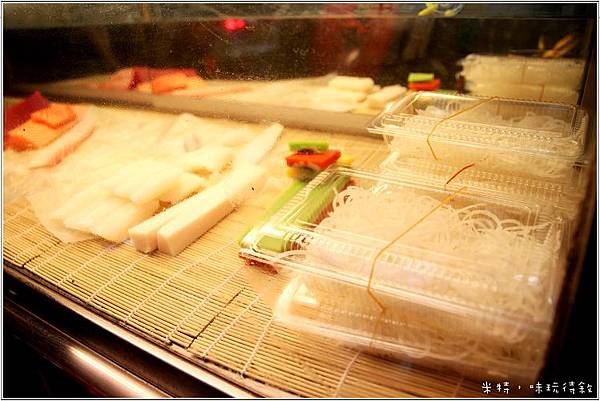 米特，味玩待敘部落格 © MEAT76｜2013-05-03【內湖｜生魚片專賣】台北捷運港墘站737夜市美食商圈食記｜鴻文生魚片｜誰說生魚片都貴桑桑？737夜市就有CP值超高的外帶沙西米！003.jpg