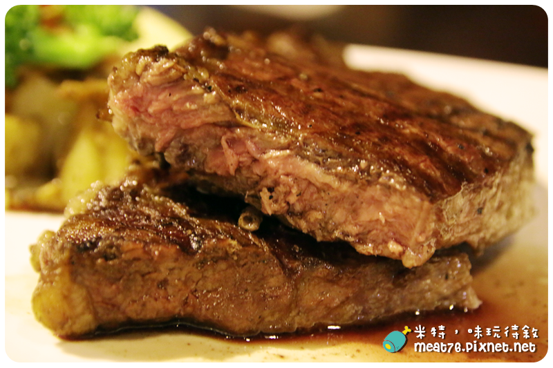 米特，味玩待敘｜部落格 © MEAT76｜台灣美食部落客｜2014-07-27-7【台北食記。內湖】超越原味炭烤牛排｜牛排餐廳｜高品質牛排便宜吃，大口吃肉好過癮 →《捷運美食》近捷運內湖站、大湖公園019.png