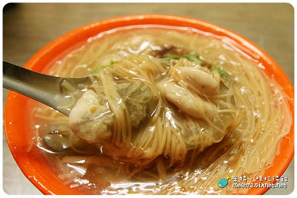米特，味玩待敘｜部落格 © MEAT76｜台灣美食旅遊部落客｜2014-09-05-5【新北板橋】油庫口蚵仔麵線 × 香腸 (總店)｜板橋必吃的排隊人氣小吃，料多實在 → 近捷運新埔站 《捷運美食》011.png