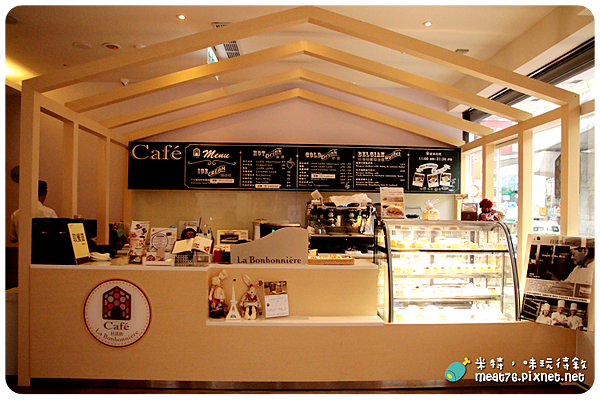米特，味玩待敘｜部落格 © MEAT76｜台灣美食旅遊部落客｜2014-11-04-2【台北內湖。甜點咖啡輕食】La Bonboniere 日法坊｜文德店｜捷運站下充滿繽紛甜點的愜意咖啡館 → 近捷運文德站、內湖高中、碧湖公園 《捷運周邊》004.png