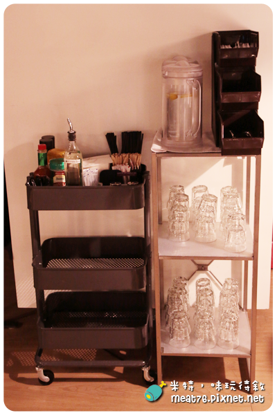 米特，味玩待敘｜部落格 © MEAT76｜台灣美食旅遊部落客｜2014-10-11-6【台北內湖。輕食咖啡館】cubeePlus+CAFE&ART｜複合式餐廳｜文藝空間敲筆電享輕食，積木樂高玩腦力，再來趟德國BRABUS賞車行！031.png