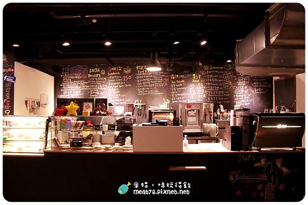 米特，味玩待敘｜部落格 © MEAT76｜台灣美食旅遊部落客｜2014-10-11-6【台北內湖。輕食咖啡館】cubeePlus+CAFE&ART｜複合式餐廳｜文藝空間敲筆電享輕食，積木樂高玩腦力，再來趟德國BRABUS賞車行！036.png
