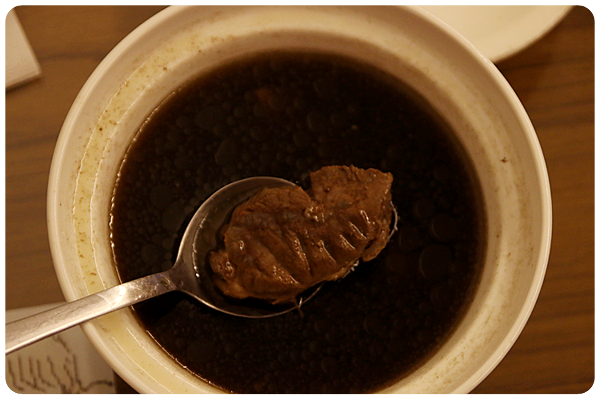 米特，味玩待敘｜部落格 ©  MEAT76｜台灣美食旅遊部落客｜2014-12-14-7【寶寶成長日記】牛奶糖9d｜月子中心生活day6｜吸奶力越來越強了，糖小子真的長大了  201412147-015.png