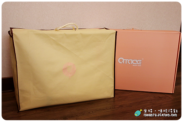 米特，味玩待敘｜部落格 ©  MEAT76｜台灣美食旅遊部落客｜2014-12-15-1【開箱】QTACE 心舒淨羽絨被 AIR輕淨款｜輕薄保暖又可水洗的羽絨被，給你寒冬中無負擔的體貼溫暖 ❤ 棉被／睡袋推薦007.png
