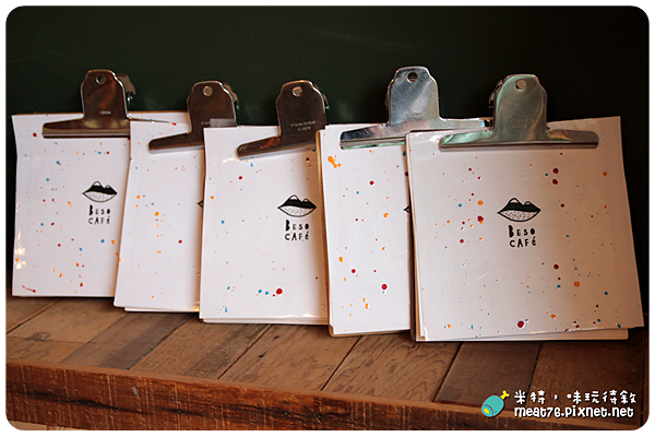 米特，味玩待敘｜部落格 ©  MEAT76｜台灣美食旅遊親子部落客｜2014-11-28-5【台北內湖。咖啡廳甜點】BESO CAFE｜碧湖山水旁的點心咖啡屋 (含插座&WIFI網路) ＊近捷運文德站、碧湖公園、象園咖啡親子餐廳 (原bebe cafe)005.png