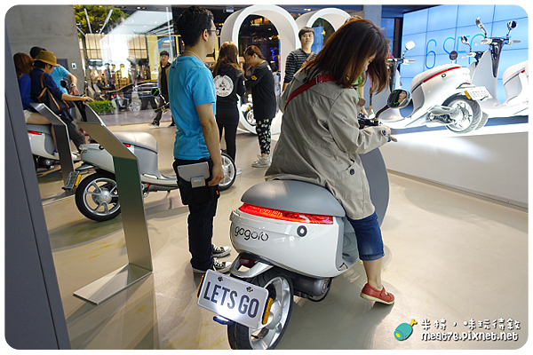 米特，味玩待敘｜部落格 © MEAT76｜台灣美食旅遊親子部落客｜米特，味玩待敘｜部落格 © MEAT76｜台灣美食旅遊親子部落客｜2015-05-04-1｜New新車【電動車／機車】gogoro｜可愛的125c.c.普通重型電動車，客製化外殼，隨心所欲想變心就變新！(五月開賣，開放登記試乘)010.png