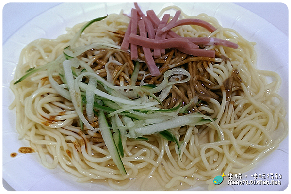 米特，味玩待敘｜部落格 © MEAT76｜台灣美食旅遊親子部落客｜2015-04-30-5 【台北。士林夜市。小吃】家鄉涼麵 臭豆腐｜好多人排隊的涼麵！ →近大南路、捷運劍潭站001.png