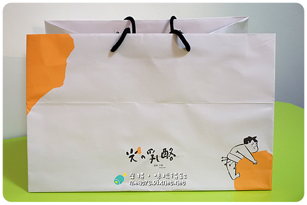 米特,味玩待敘|部落格 © MEAT76|台灣美食旅遊親子部落客|2015-05-18-7【台中西區。蛋糕下午茶/伴手禮】光之乳酪|小巧可愛的鬆綿道南半熟乳酪蛋糕,讓人想奔進店裡體驗陽光沐浴002~.png