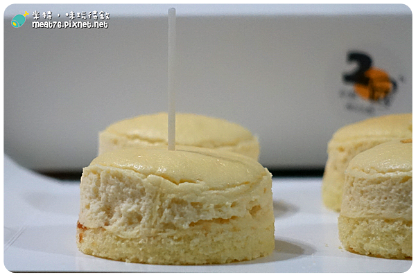 米特,味玩待敘|部落格 © MEAT76|台灣美食旅遊親子部落客|2015-05-18-7【台中西區。蛋糕下午茶/伴手禮】光之乳酪|小巧可愛的鬆綿道南半熟乳酪蛋糕,讓人想奔進店裡體驗陽光沐浴015.png