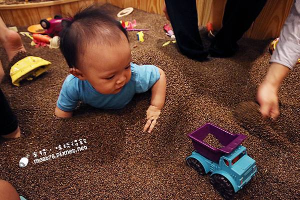 米特，味玩待敘部落格©MEAT76｜2015-11-19-4【台北信義／親子餐廳】Chop Chop 恰恰親子餐廳｜印度決明子沙池玩沙不怕髒市政府捷運站阪急百貨4樓048.jpg