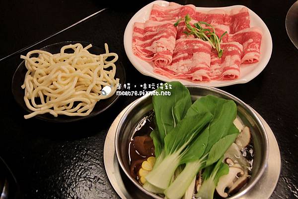 米特，味玩待敘部落格©MEAT76｜2015-12-14-1【台北內湖／小火鍋】邑元輕量鍋｜自熬湯頭清爽無負擔，內湖有質量的高CP值平價火鍋店！有宵夜場唷～(737巷外面，捷運港墘站)046.jpg