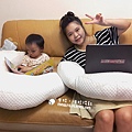 米特,味玩待敘台灣美食親子部落客©MEAT76|2016-06-20-1【孕媽咪及育兒好物】GreySa格蕾莎哺乳護嬰枕|誰說月亮枕只能有孕婦需要,格蕾莎一次兩顆,保母也保子!026.jpg