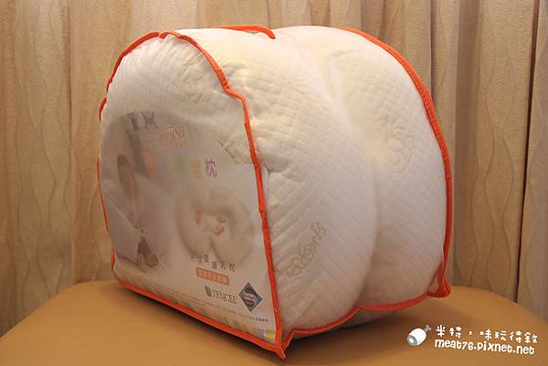 米特，味玩待敘台灣美食親子部落客©MEAT76｜2016-06-20-1【孕媽咪及育兒好物】GreySa格蕾莎哺乳護嬰枕｜誰說月亮枕只能有孕婦需要，格蕾莎一次兩顆，保母也保子！004.jpg