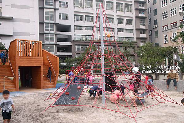 米特味玩待敘台灣美食親子部落客©MEAT76｜2017-02-06-1｜【台北內湖。碧湖公園新兒童遊樂場】罐頭遊樂場變身超大海盜船造型特色遊具，完全擄獲大小朋友的心！沙坑玩沙、盪鞦韆、繩索攀爬塔、傳聲筒，適合2y+寶寶 #捷運文德站 #象園咖啡 #免費室外兒童遊樂場景點002.jpg