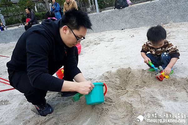 米特味玩待敘台灣美食親子部落客©MEAT76｜2017-02-06-1｜【台北內湖。碧湖公園新兒童遊樂場】罐頭遊樂場變身超大海盜船造型特色遊具，完全擄獲大小朋友的心！沙坑玩沙、盪鞦韆、繩索攀爬塔、傳聲筒，適合2y+寶寶 #捷運文德站 #象園咖啡 #免費室外兒童遊樂場景點010.jpg