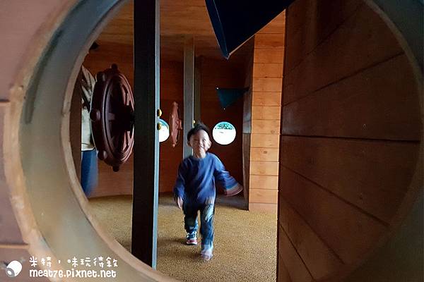 米特味玩待敘台灣美食親子部落客©MEAT76｜2017-02-06-1｜【台北內湖。碧湖公園新兒童遊樂場】罐頭遊樂場變身超大海盜船造型特色遊具，完全擄獲大小朋友的心！沙坑玩沙、盪鞦韆、繩索攀爬塔、傳聲筒，適合2y+寶寶 #捷運文德站 #象園咖啡 #免費室外兒童遊樂場景點023.jpg