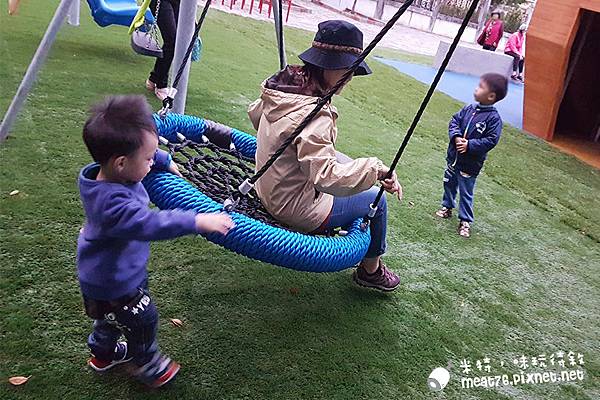 米特味玩待敘台灣美食親子部落客©MEAT76｜2017-02-06-1｜【台北內湖。碧湖公園新兒童遊樂場】罐頭遊樂場變身超大海盜船造型特色遊具，完全擄獲大小朋友的心！沙坑玩沙、盪鞦韆、繩索攀爬塔、傳聲筒，適合2y+寶寶 #捷運文德站 #象園咖啡 #免費室外兒童遊樂場景點031.jpg