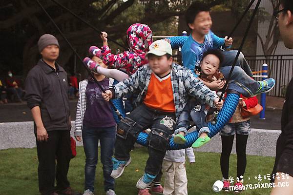 米特味玩待敘台灣美食親子部落客©MEAT76｜2017-02-06-1｜【台北內湖。碧湖公園新兒童遊樂場】罐頭遊樂場變身超大海盜船造型特色遊具，完全擄獲大小朋友的心！沙坑玩沙、盪鞦韆、繩索攀爬塔、傳聲筒，適合2y+寶寶 #捷運文德站 #象園咖啡 #免費室外兒童遊樂場景點034.jpg