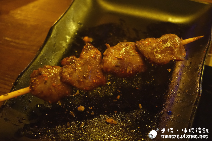 米特味玩待敘台灣美食親子部落客©MEAT76｜2016-06-11-6｜【台北內湖。疆毒串烤】近捷運站的便宜銅板燒烤宵夜，喝啤酒還可以邊玩射飛鏢！？ #捷運內湖站013.jpg