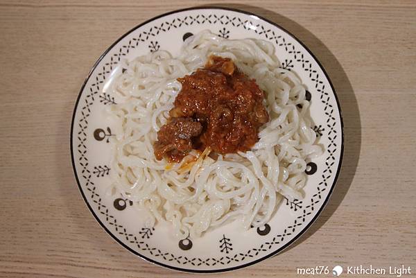 我是米特｜台灣美食親子部落客©MEAT76｜2017-11-22-3【宅配美食。小廚食光 Kitchen Light】有愛的暖心冷凍食品，簡單變出餐桌好味道！ #打拋豬 #滷肉飯 #西西里燉牛肉 #冷凍食品調理包 #懶人料理011.jpg