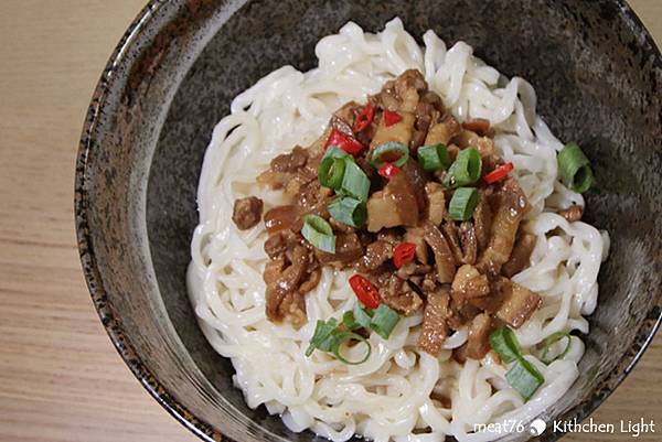 我是米特｜台灣美食親子部落客©MEAT76｜2017-11-22-3【宅配美食。小廚食光 Kitchen Light】有愛的暖心冷凍食品，簡單變出餐桌好味道！ #打拋豬 #滷肉飯 #西西里燉牛肉 #冷凍食品調理包 #懶人料理015.jpg