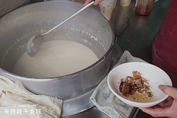 【內湖早餐】老店正宗早點｜推豆漿跟大餅！內湖國小旁60年老店，而且你永遠看不到老闆穿衣服上班的豆漿店ＸＤ007.jpg